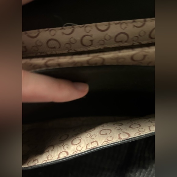 Black and white GUESS purse - Picture 3 of 7